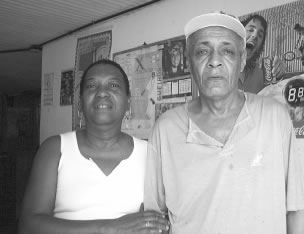A Maria das Graças, a Cicinha, ao lado do esposo Jaci Ribeiro da Silva, que não tem medido esforços para apoiar a esposa no seu projeto de resgatar um dos ícones da cultura afro-brasileira: o Caxambu.