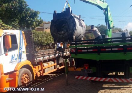 Aparelho sendo retirado . As placas também foram retiradas ficando só o caminhão sinistrado