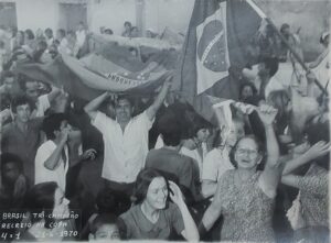 FOTO: Arquivo O JORNAL DE RECREIO,Minas mostrando a Festa que Recreio,Minas fez na ocasião, saindo às ruas, quando o povo passou pelo centro da cidade em frente à Escola Estadual Olavo Bilac.